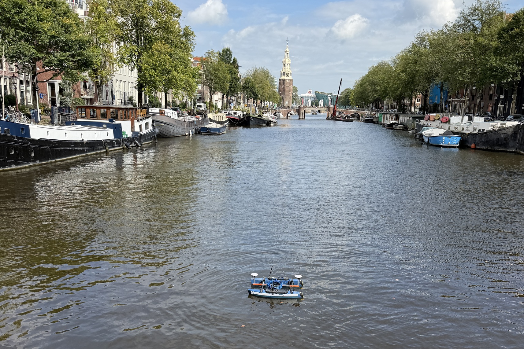 Compacte USV tijdens een bathymetrische meting in een stedelijke gracht