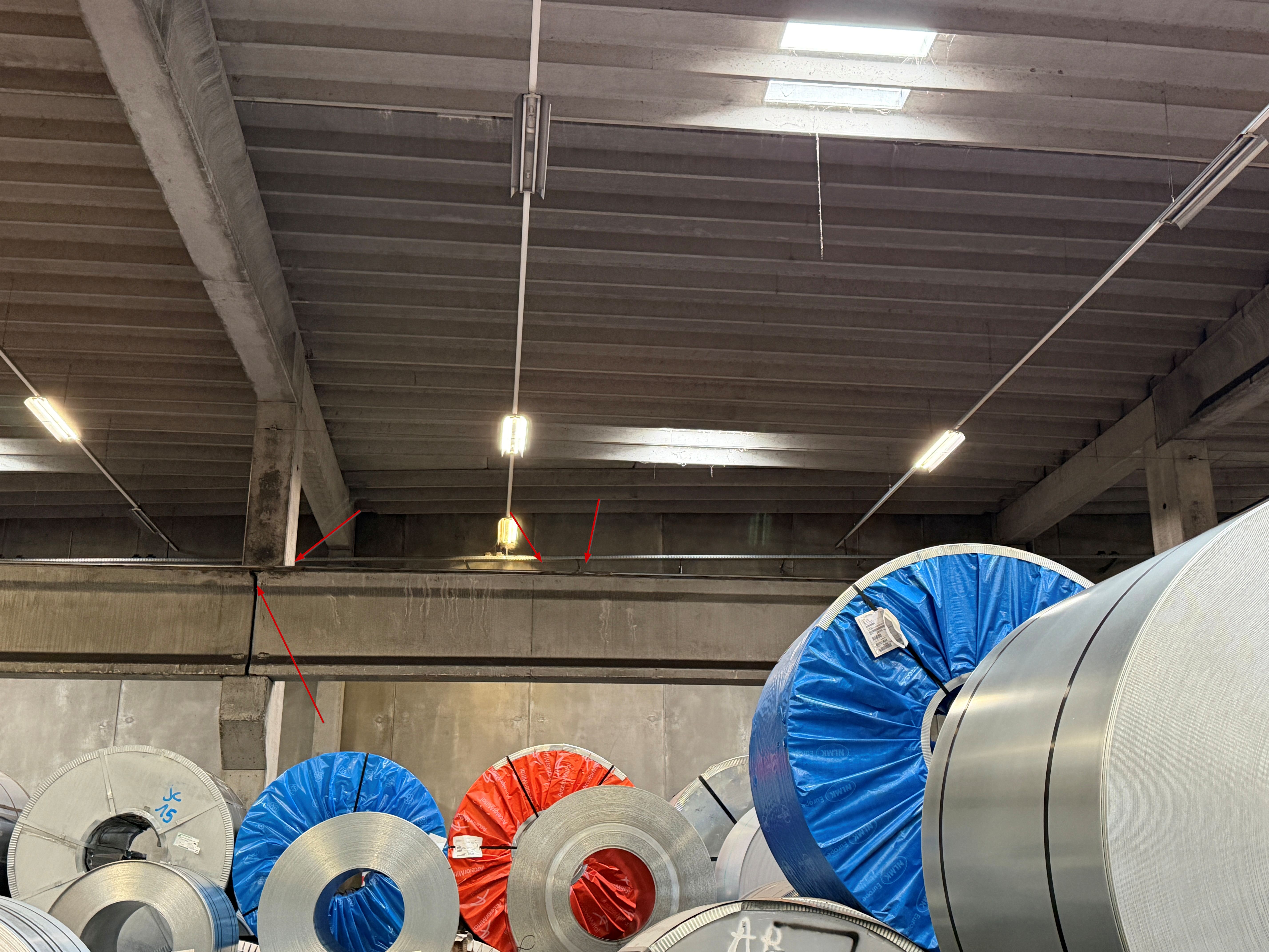 Kraanbaan in een industriële hal tijdens inspectie en meting
